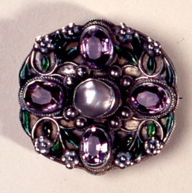 arthur-and-georgina-gaskin-brooch-around-1911_6029016156_o-625×629