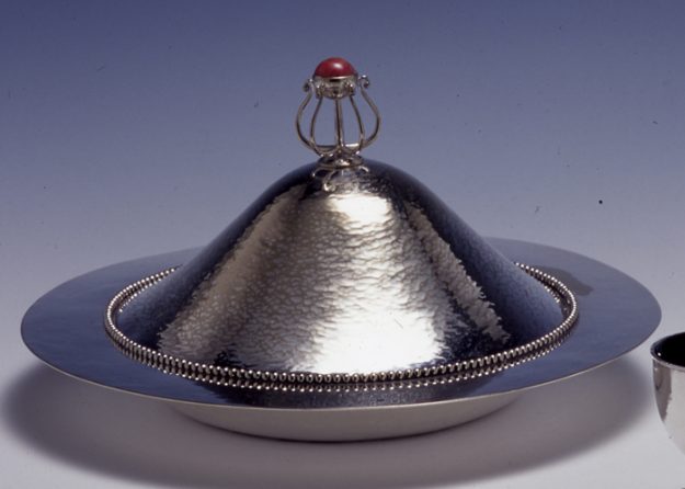 c-r-ashbee-guild-of-handicraft-muffin-dish-around-1900_6029016358_o-625×446