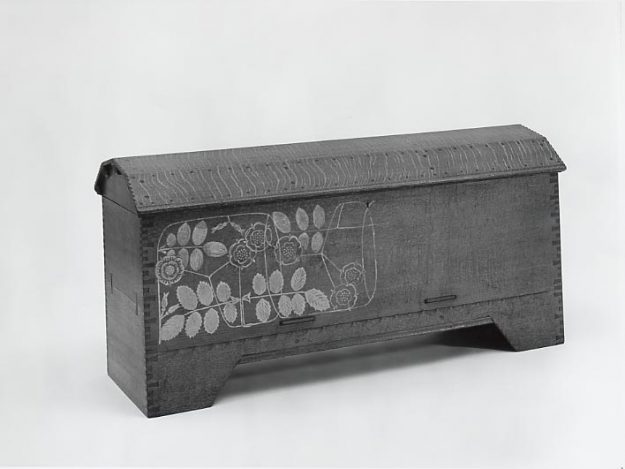 ernest-gimson-coffer-around-1910_5392663662_o-625×469
